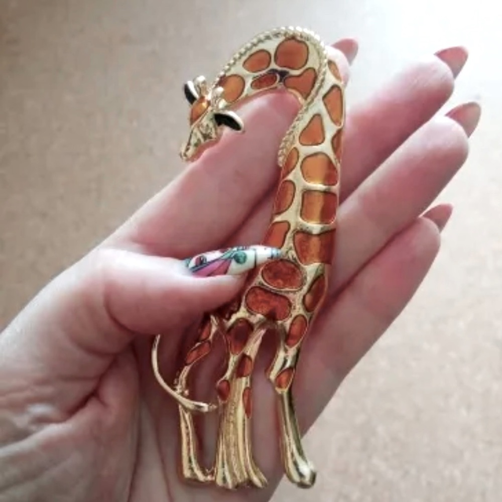 Vivid Statement Crystal, Brown Enamel, & Gold Tone Giraffe Brooch Pin Piece - Picture 3 of 4